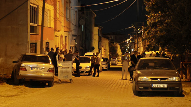 Eskişehir'de komşu kavgası kanlı bitti: 1'i polis 11 kişi hastanelik oldu