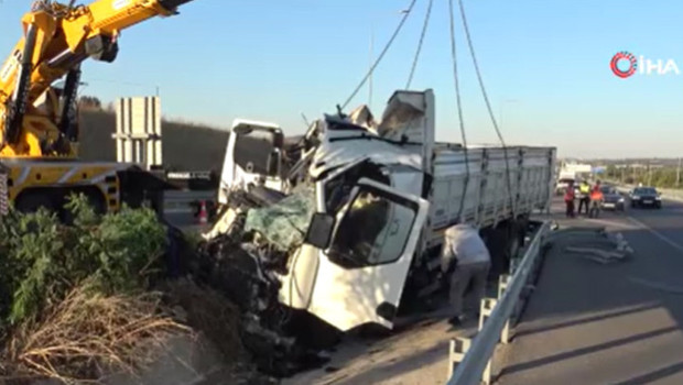 Çanakkale'de kamyon bariyerlere çarptı: 2 kişi hayatını kaybetti