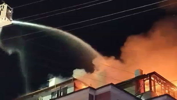 Bolu'da 5 katlı apartmanın çatı katında korkutan yangın: Daire kullanılamaz hale geldi
