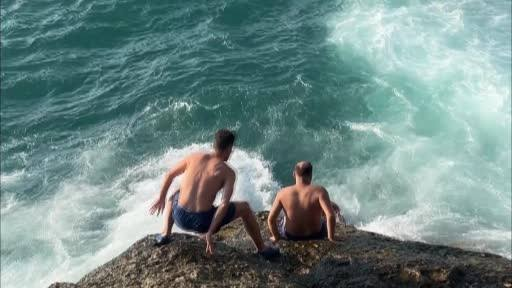 Karaburun’da "Lan boğuluyorum" diye yardım istedi, son anda kurtarıldı