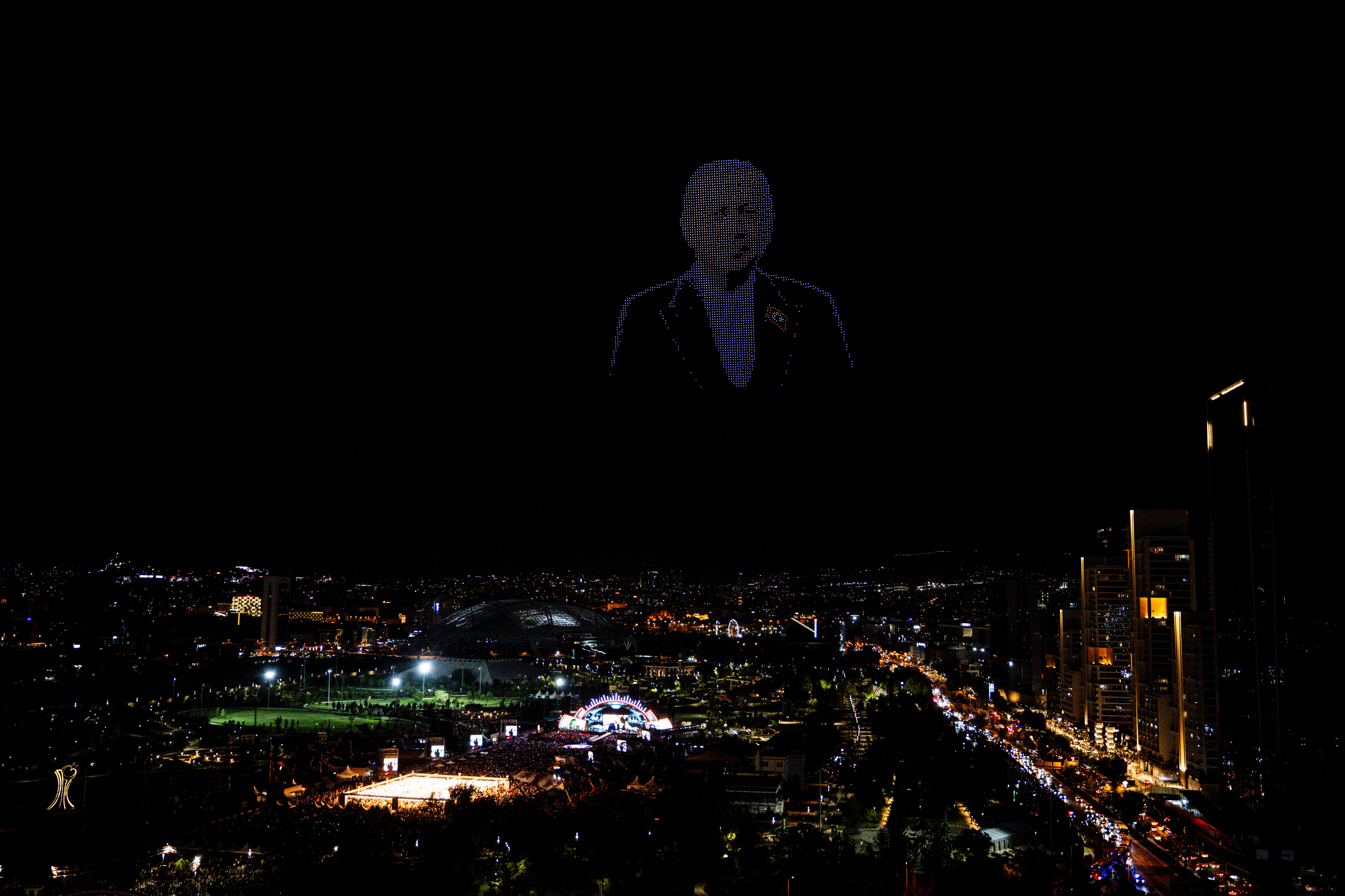 AK Parti'nin 25. yılı Başkent'te coşkuyla kutlandı: Gökyüzünü dronlar aydınlattı