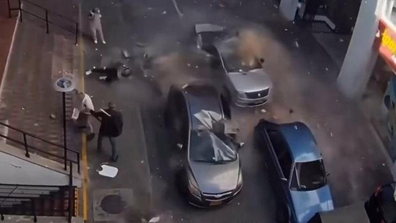 Kolombiya'daki depremde dehşet anları: Molozlar sokaktaki araçların üzerine yağdı