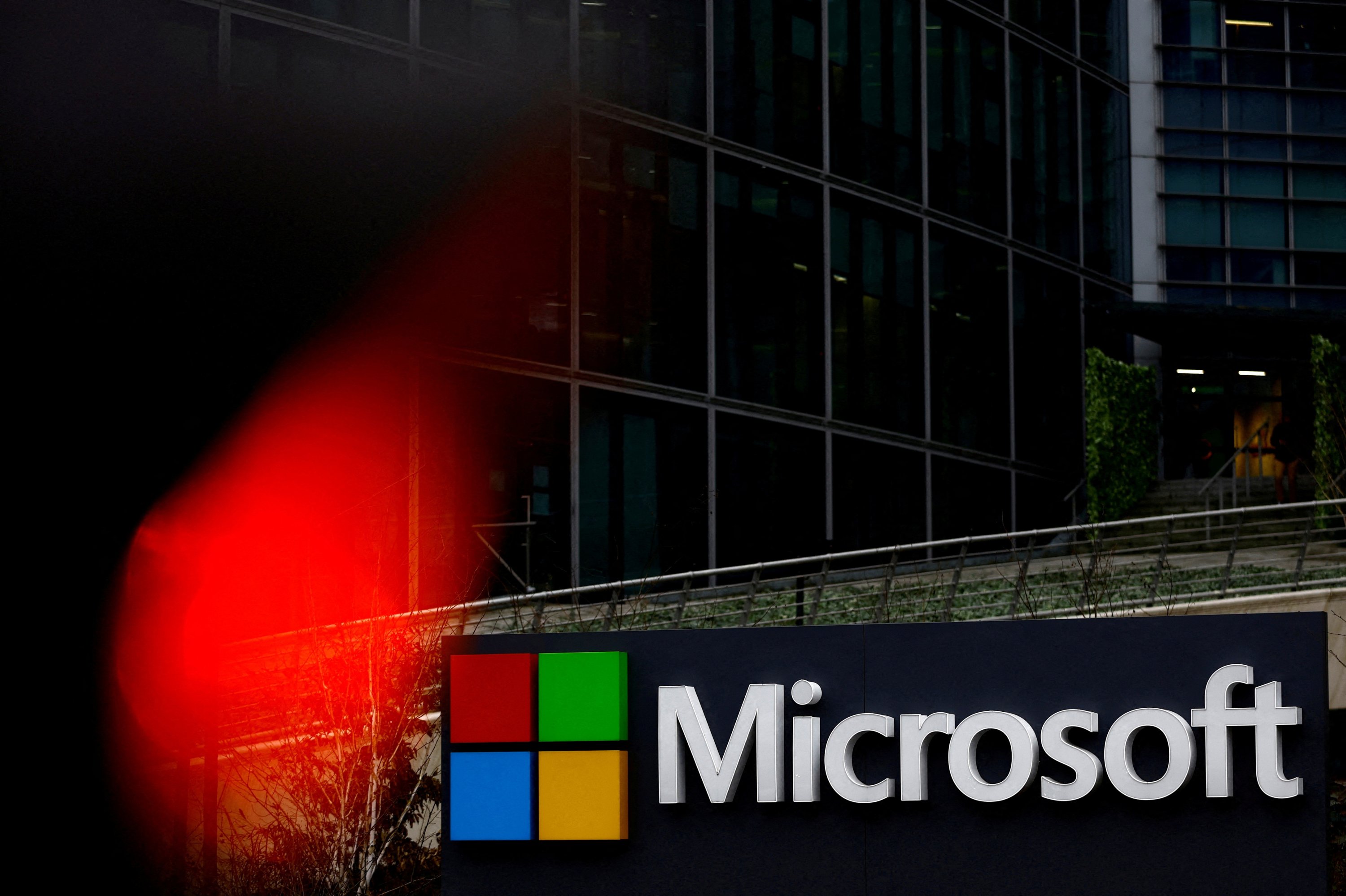 Microsoft Çin'de Geri Çekiliyor: 5 Yılda 15 Şube Kapatıldı, Mühendisler Yurt Dışına Taşınıyor