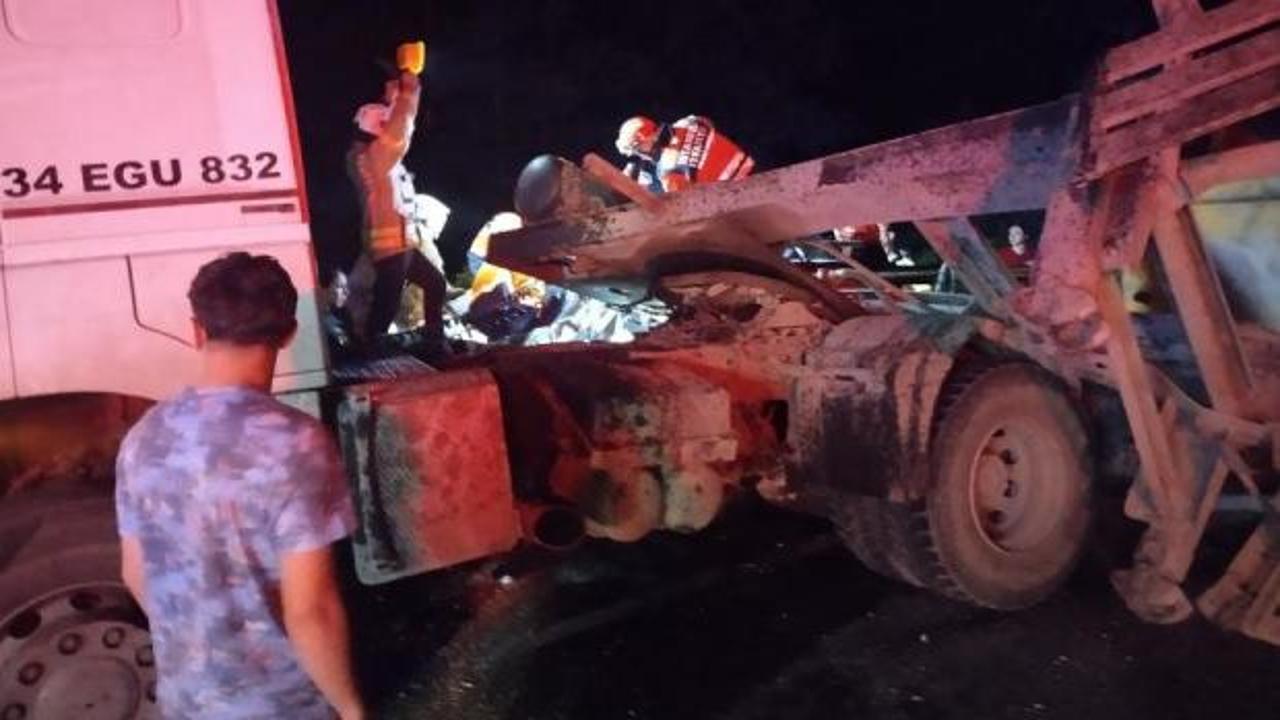 Beykoz'da hafriyat kamyonu dehşeti: Otomobili sıkıştırdı, 1'i ağır 3 yaralı
