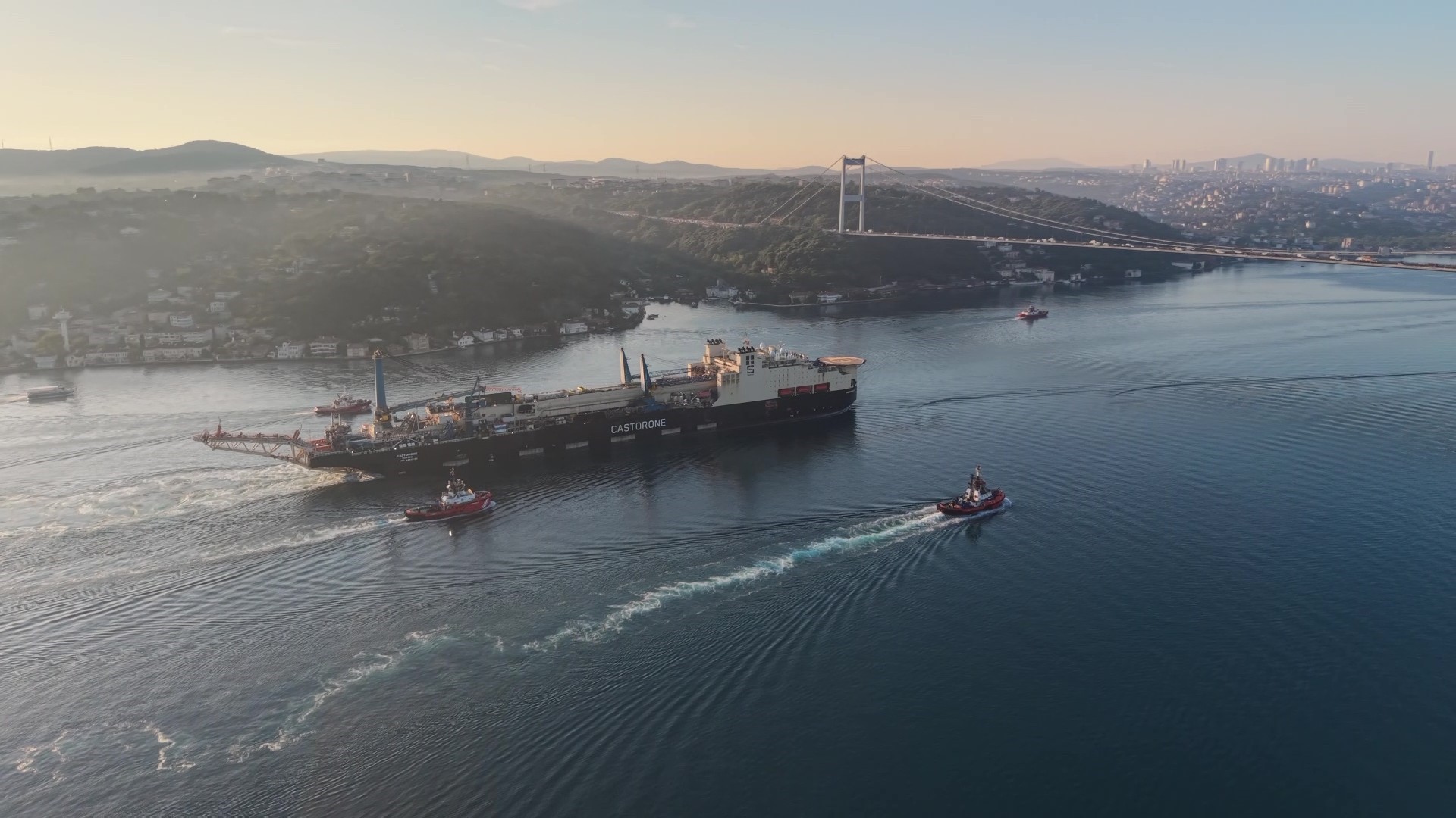 Dünyanın en büyük boru döşeme gemisi Castorone, İstanbul Boğazı'ndan geçti