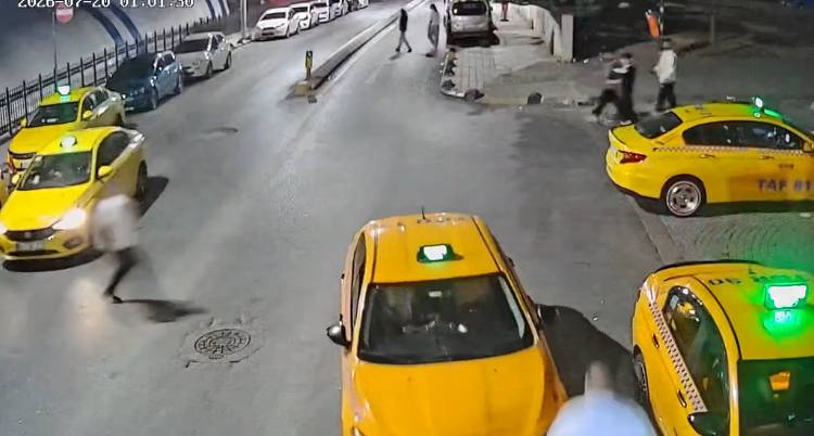 İstanbul'da freni çekilmeyen taksiler geri kaydı: Vatandaşlar son anda müdahale etti