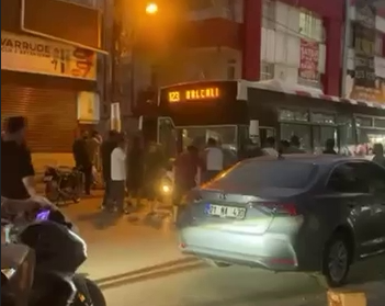 Adana'da belediye otobüsü şoförüne saldırı: 10 kişi camı kırıp içeri daldı