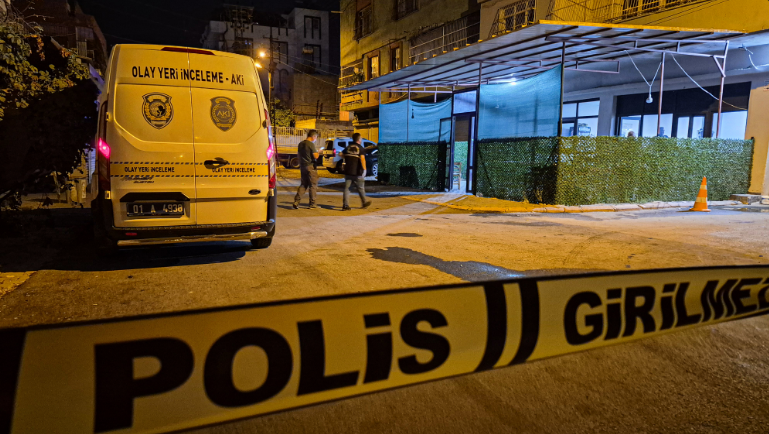 Adana'da kahvehaneye silahlı saldırı: 3 kişi vuruldu