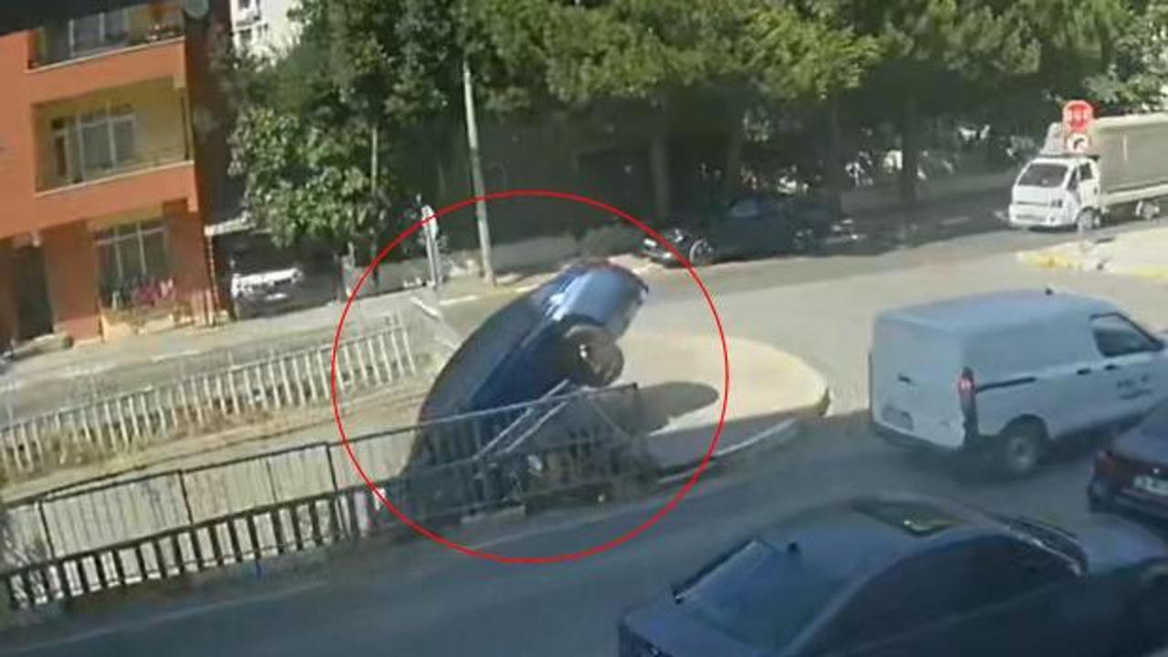 Pendik'te feci kaza: Kontrolden çıkan otomobil dereye yuvarlandı