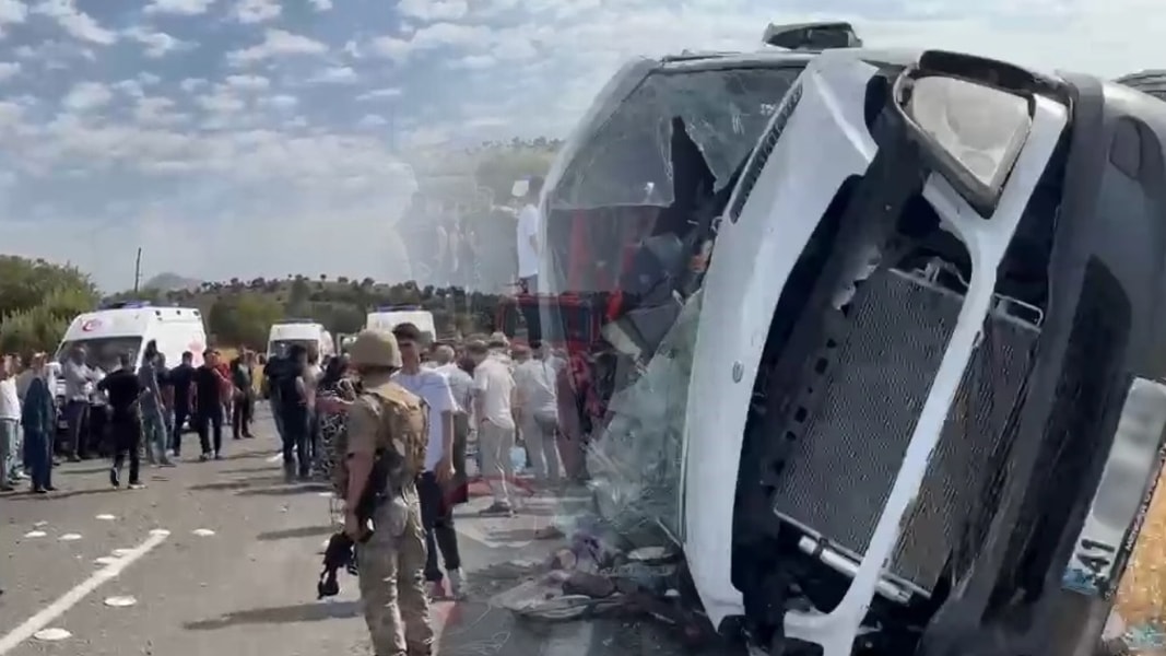 Nişan yolunda feci kaza: 7 kişi hayatını kaybetti, 9 kişi yaralandı