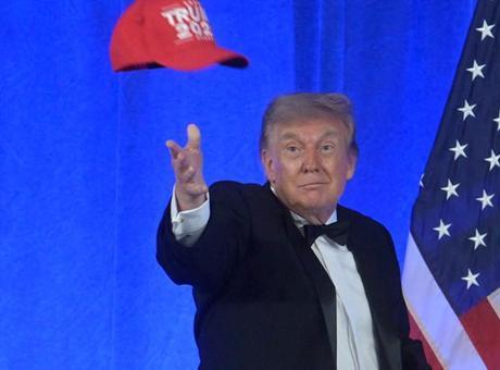 Trump'tan WHCA yemeğinde 'dördüncü dönem' sürprizi: Cebinden 'TRUMP 2028' şapkası çıkardı