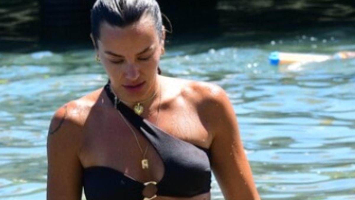 İskelede ısındı, denize balıklama atladı: Mihre Mutlu'nun Bodrum tatili