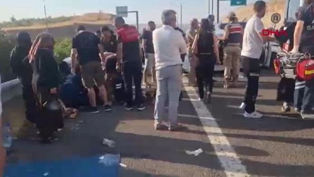 Şanlıurfa'da feci kaza: Hafif ticari araç ile otomobil çarpıştı, 2 kişi hayatını kaybetti