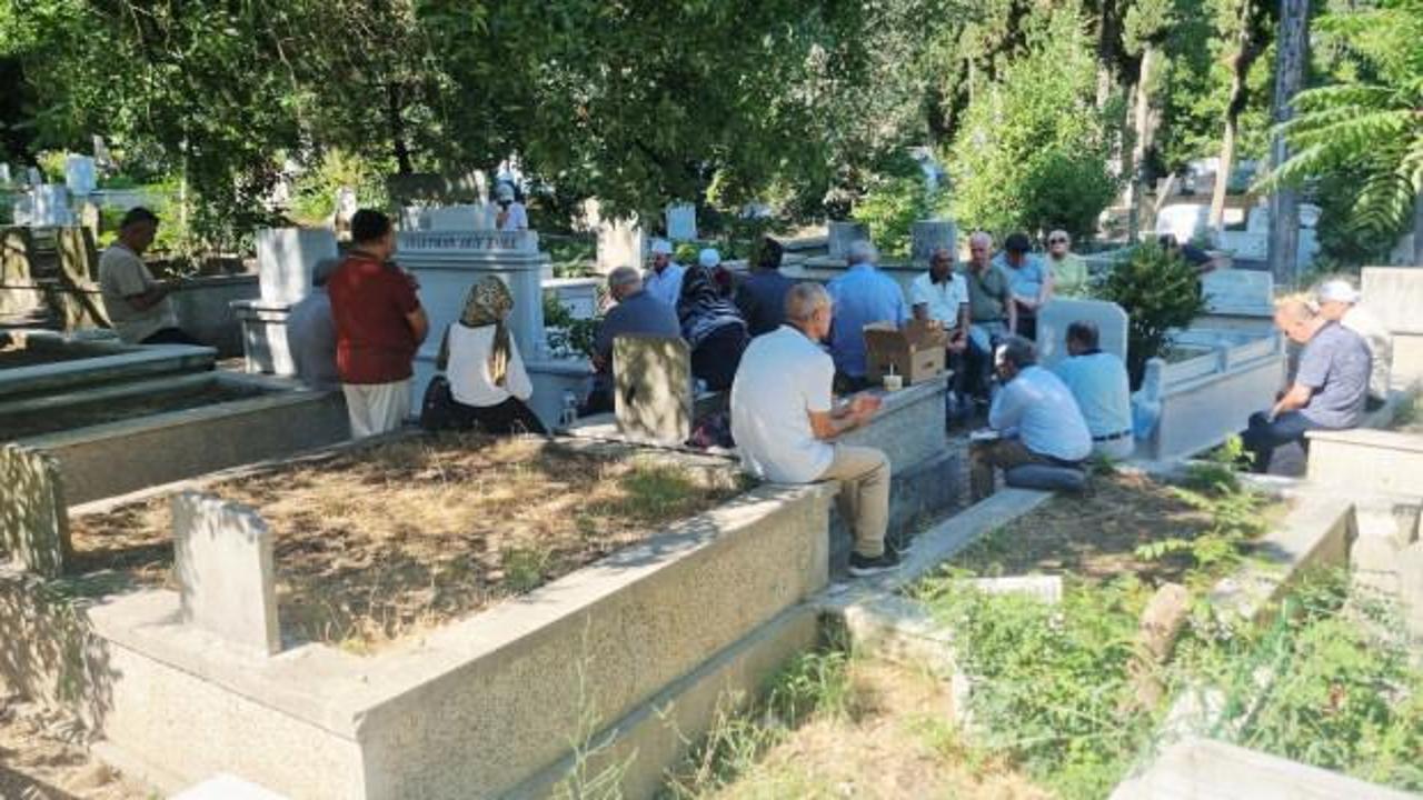Süleyman Arif Emre, kabri başında dualarla anıldı