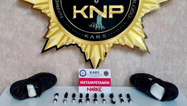 Kars'ta otobüs yolculuğu uyuşturucu operasyonuyla son buldu: Ayakkabı tabanındaki 123 gram metamfetamin ele geçirildi