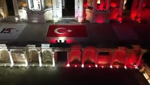 Pamukkale'nin beyaz travertenleri 15 Temmuz şehitlerine kırmızı-beyaz yandı