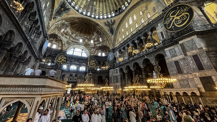Ayasofya'da yüksek sesle İncil okuyan iki turist gözaltına alındı