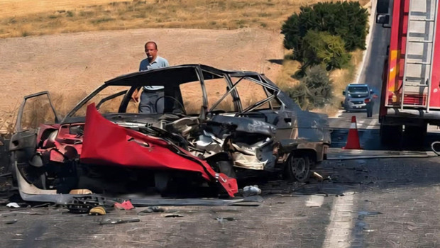 Emirdağ'da korkunç kaza: Kafa kafaya çarpışan otomobil alev topuna döndü, 1 kişi hayatını kaybetti