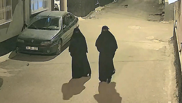 Adana'da çarşaflı hırsızların ev soygunu güvenlik kameralarına yansıdı