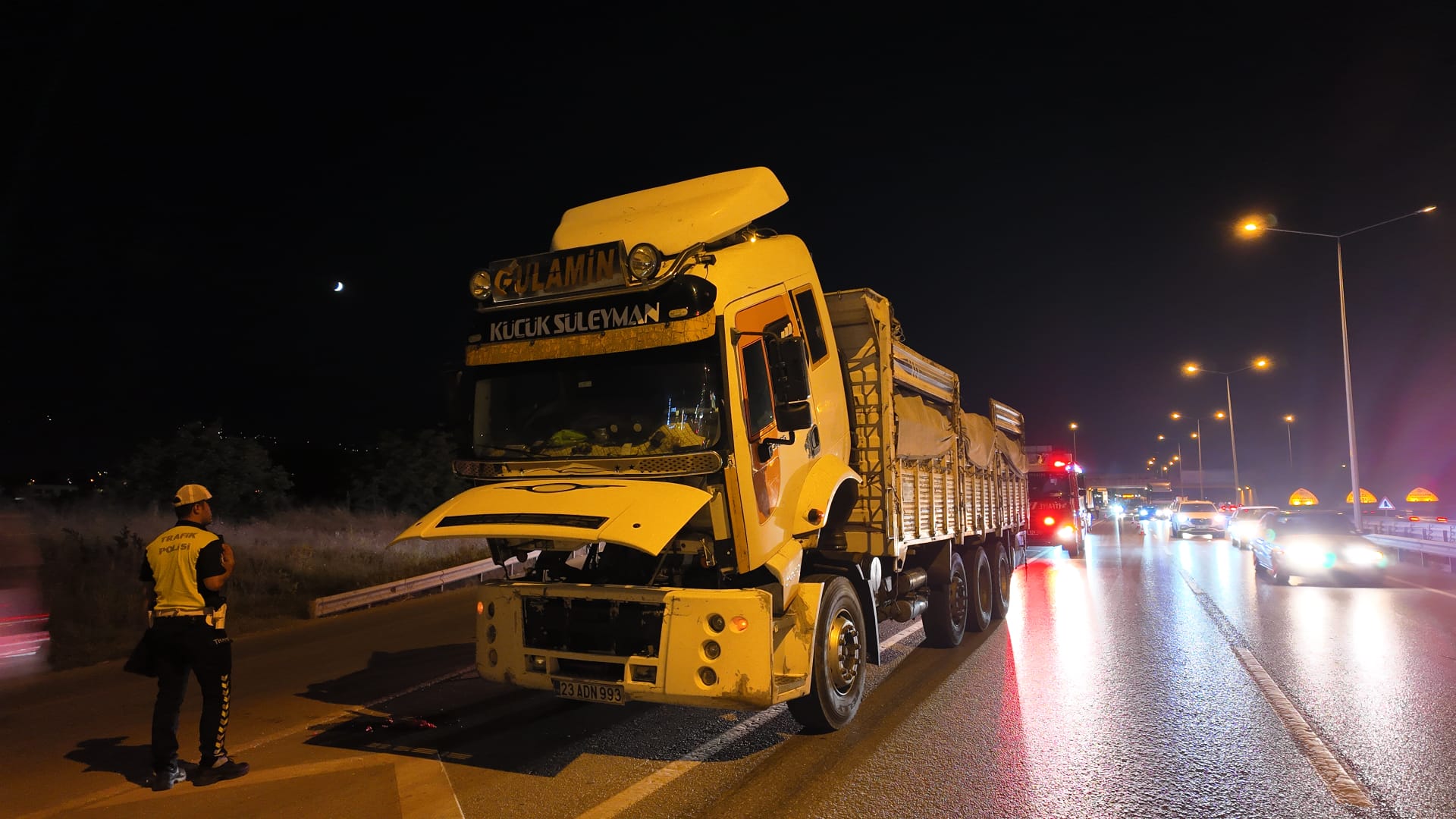 Kamyonun freni patladı: 15 kilometrelik tehlikeli yolculuk polisin önlemleriyle son buldu