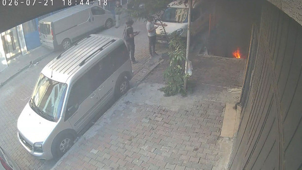 Kağıthane'de çocukların yaktığı lastik binayı dumana boğdu: KOAH hastası kadın hastanelik oldu
