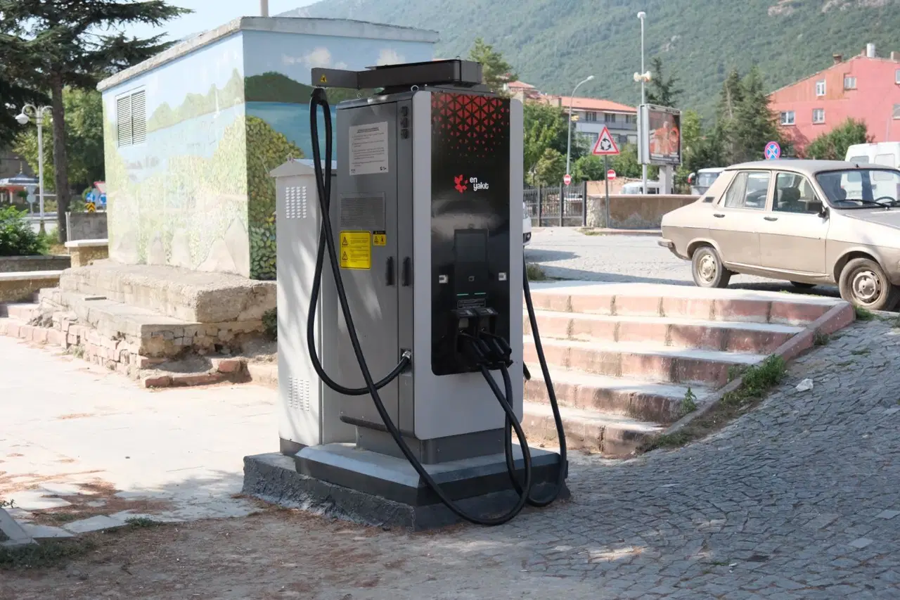 Akşehir'de elektrikli araçlar için yüksek hızlı şarj dönemi başladı