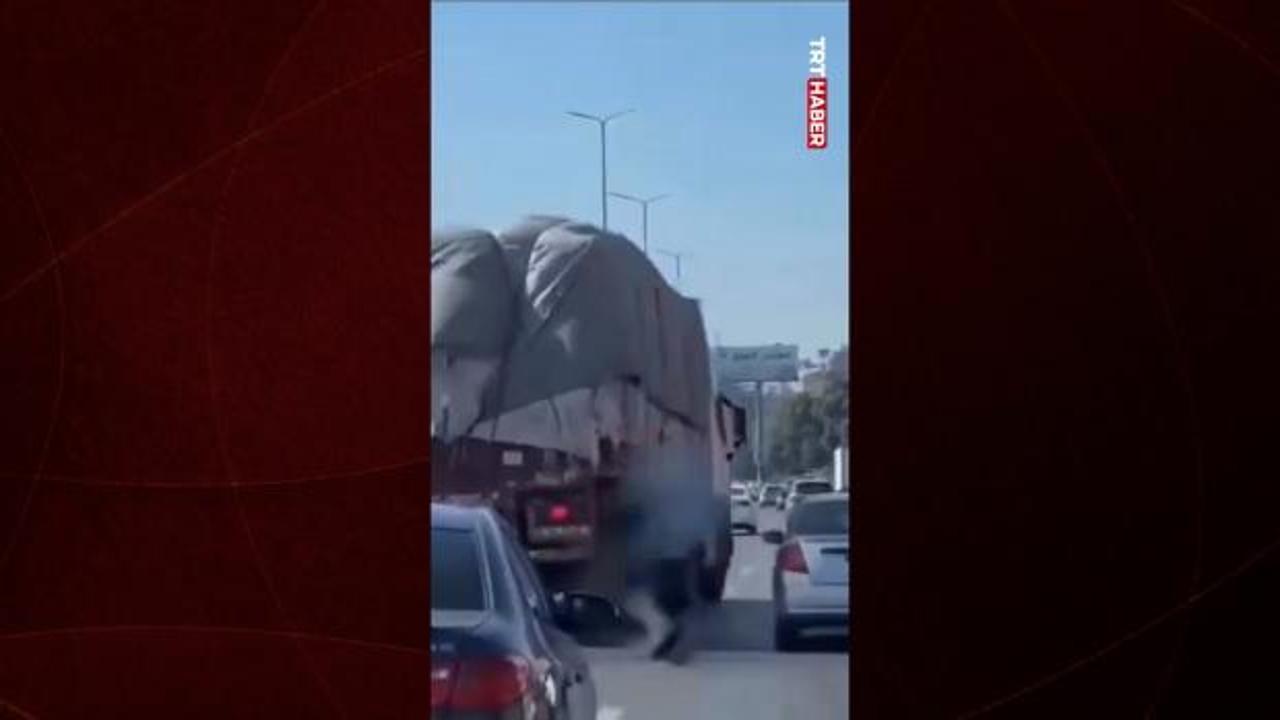 Mısır'da lastiği patlayan kamyonu saniyeler içinde kurtardı