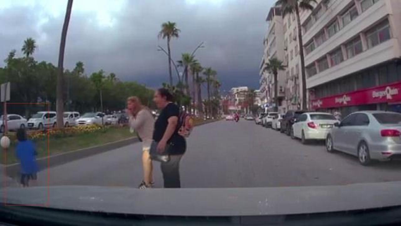 Hatay'da scooterli çocuğa motosiklet çarptığı anlar güvenlik kamerasında