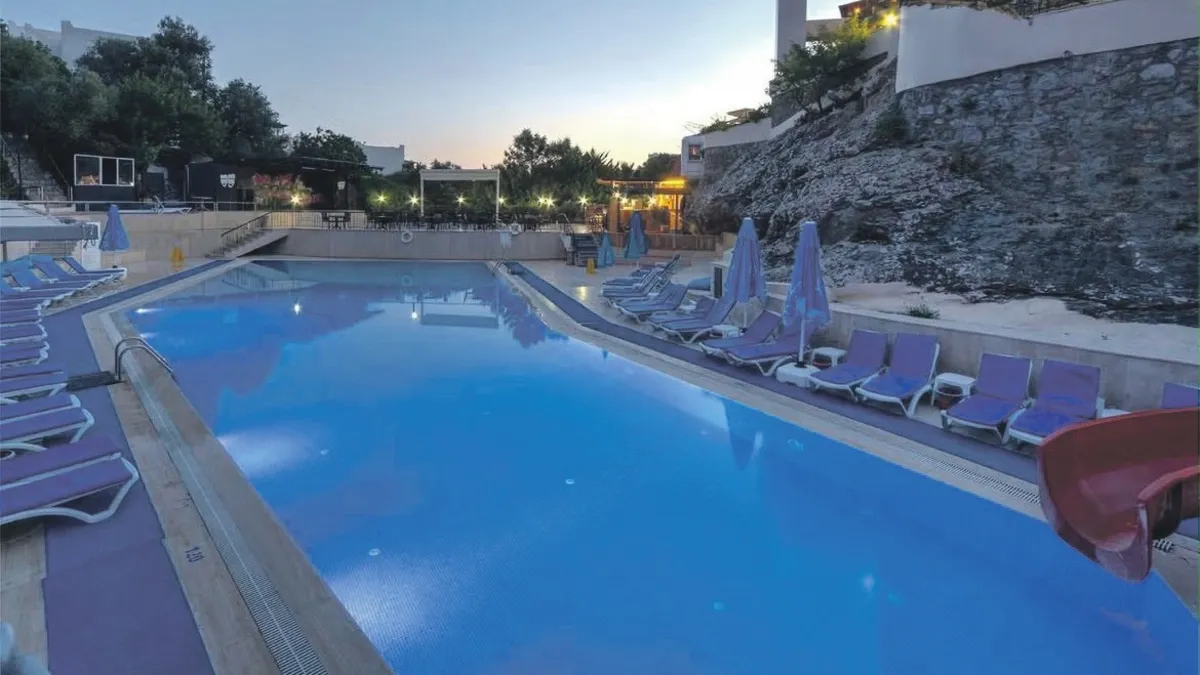 Otel havuzundaki kimyasal zehirledi iddiası: 10’u çocuk 13 kişi hastaneye kaldırıldı