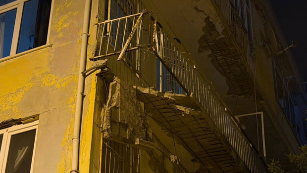 Üsküdar'da balkon çökmesi sonrası 4 katlı bina mühürlendi: Hamile eşi ve yaşlı annesiyle sokakta kalan aile isyan etti