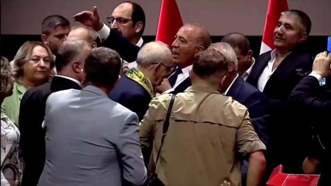 Kılıçdaroğlu rozet takarken sahneye çıkıp önüne gelene fırça attı: Lan, tövbe Ya Rabbi...
