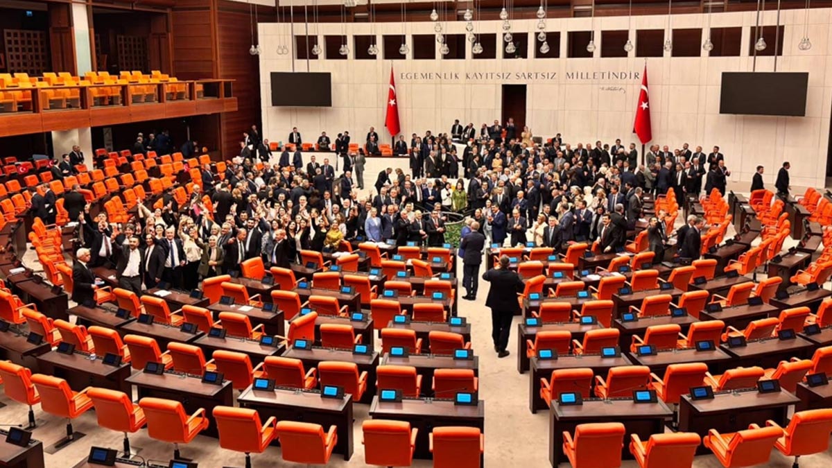 AKP'ye sürpriz transfer: Bir partinin Meclis grubu tehlikede