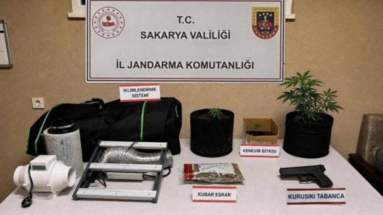 Sakarya'da 'torbacı' operasyonu: Çok sayıda uyuşturucu ve silah ele geçirildi, 2 kişi tutuklandı
