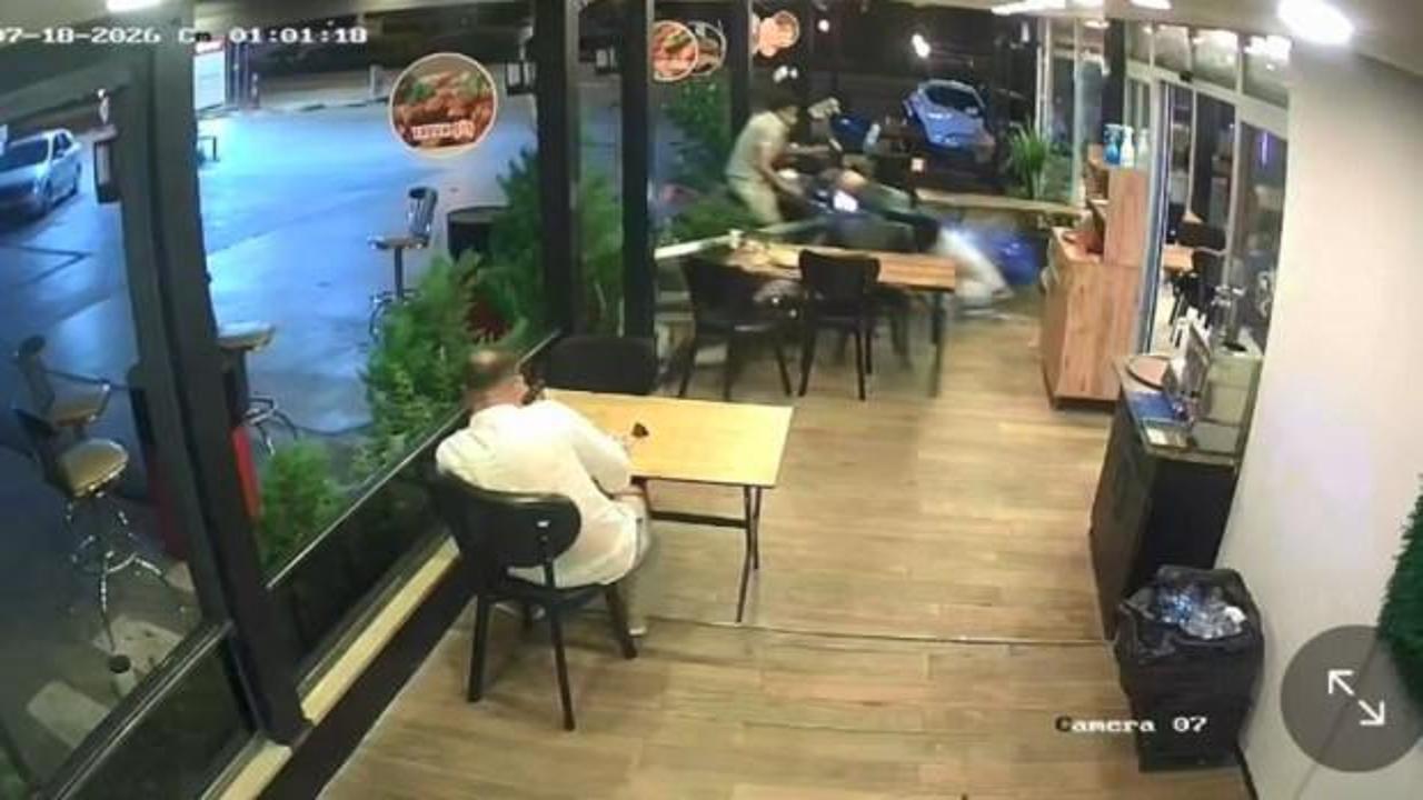 Karamürsel'de motosiklet lokantaya daldı: Müşteri yaralandı