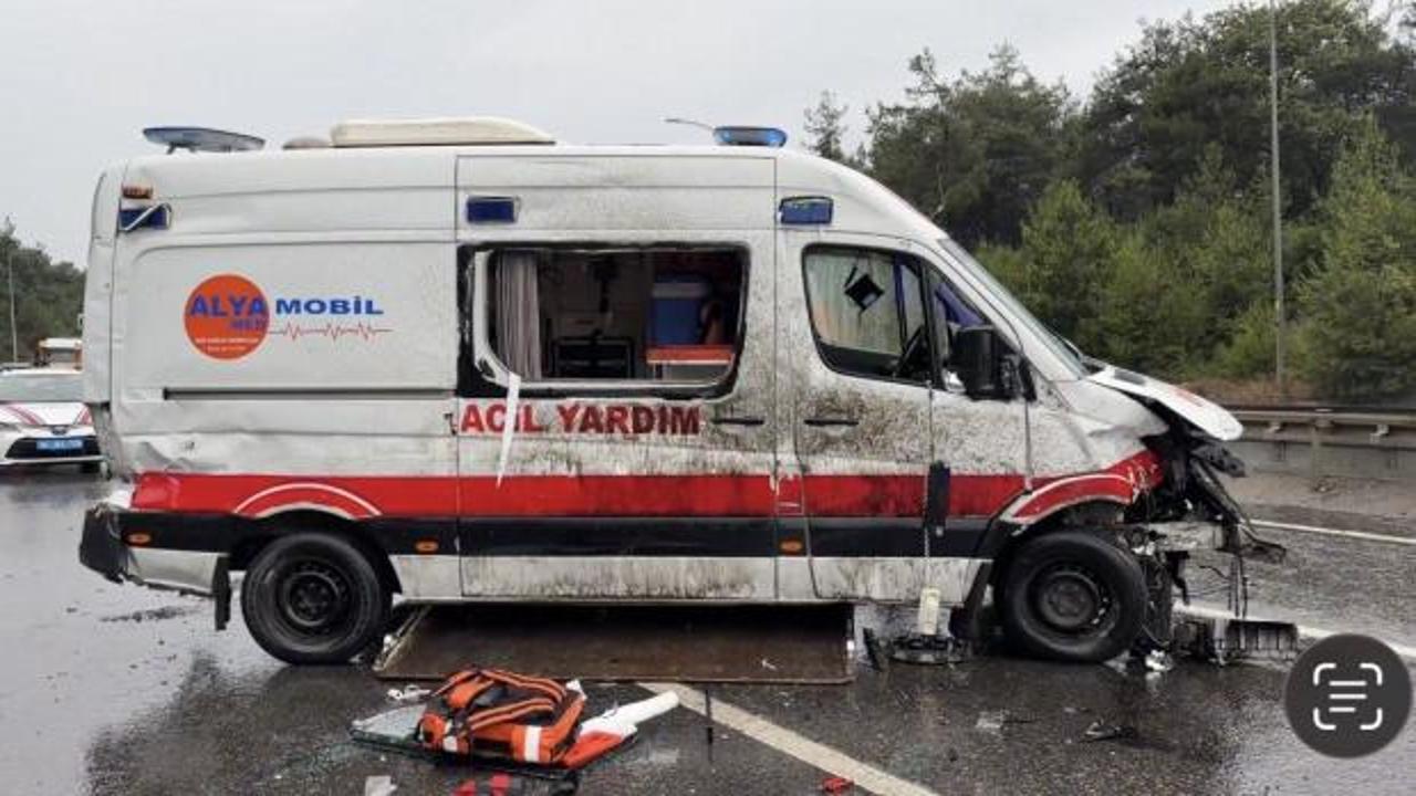 Çekmeköy'de ambulans kazası: Sürücü araçta sıkıştı