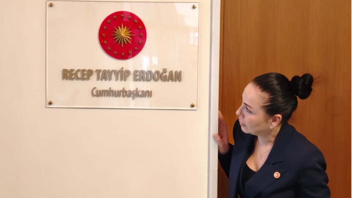 Kılıçdaroğlu'nu ağırlayan esnafın 'makam kapısı' pozu sosyal medyada ilgi gördü