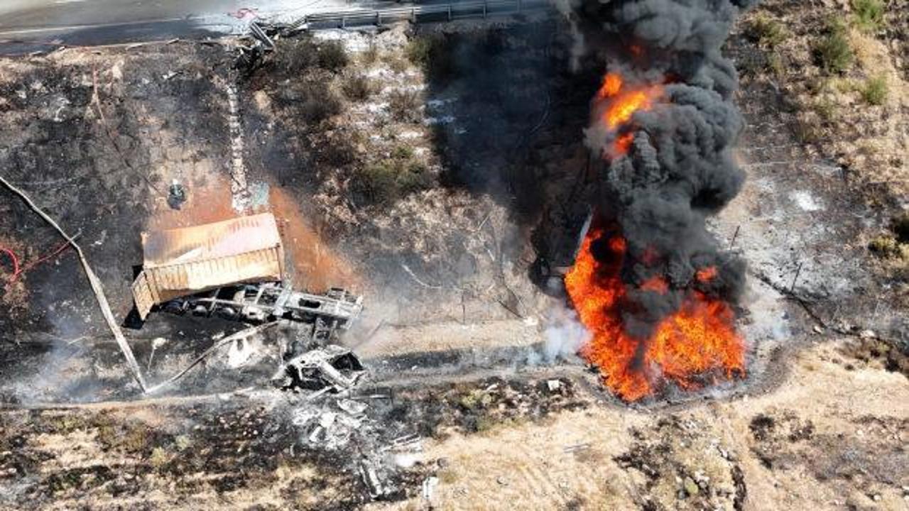 Nevşehir'de madeni yağ yüklü tır şarampole devrildi: Sürücü yanarak hayatını kaybetti