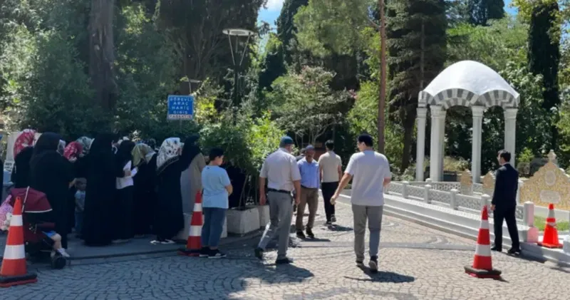 Karacaahmet Mezarlığı'nda cemaat üyeleri bir araya geldi