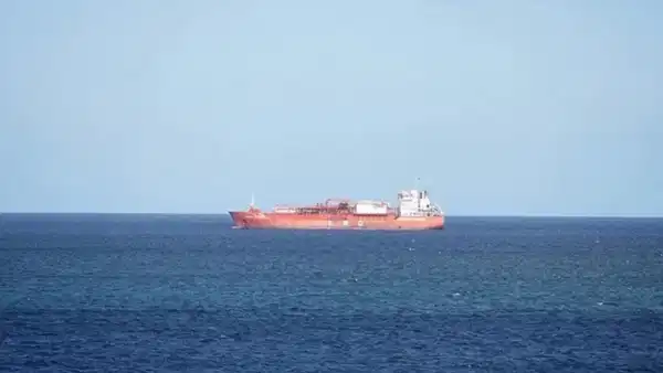 İran, Hürmüz Boğazı'nda BAE'ye ait petrol tankerini alıkoydu