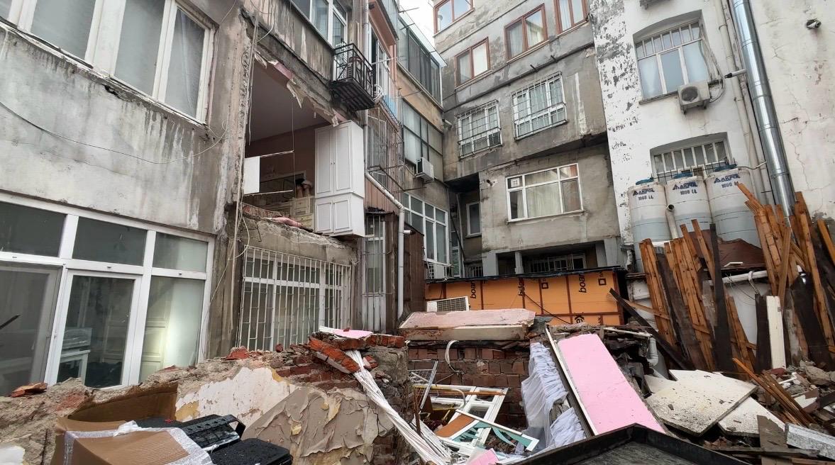Şişli’de binanın duvarı çöktü, mahalleli deprem oldu zannetti