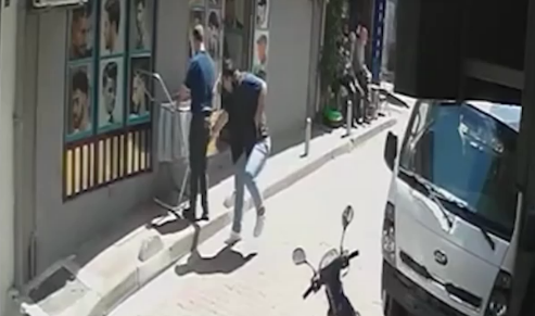 İstanbul'da kan donduran olay: Tıraşını beğenmeyen müşteri berberi bıçakladı