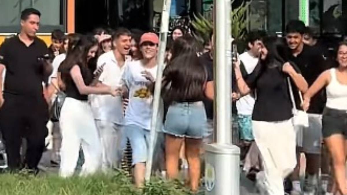 Adana'da sosyal medya akımı izdihama yol açtı: Fotoğraf için birbirlerini ezdi