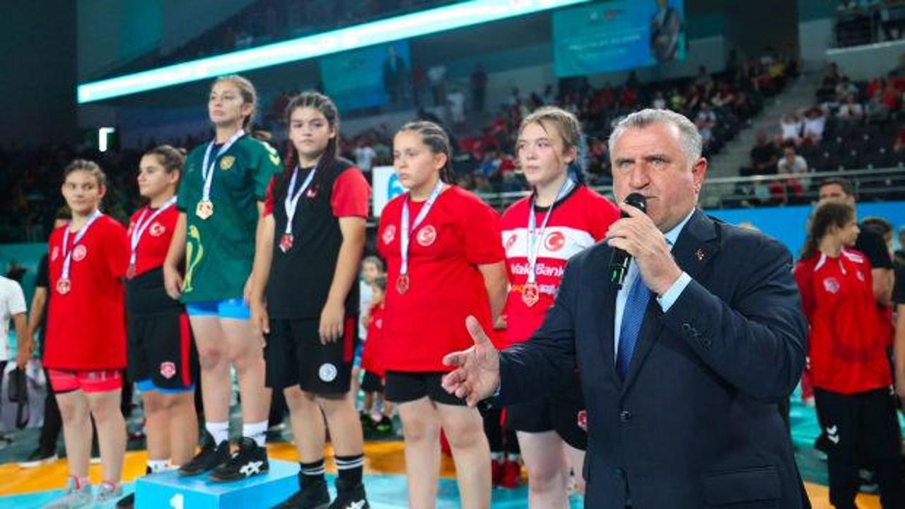 Bakan Bak, minik güreşçilerin final heyecanına ortak oldu: "Cumhurbaşkanımızın vizyonuyla bu salonlar yapıldı"