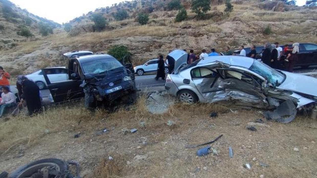 Mardin'de feci kaza: İki otomobil çarpıştı, 9 kişi yaralandı