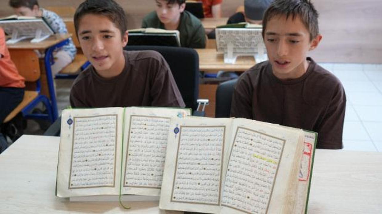 13 yaşındaki ikiz kardeşler birlikte hafızlık hedefine ulaştı