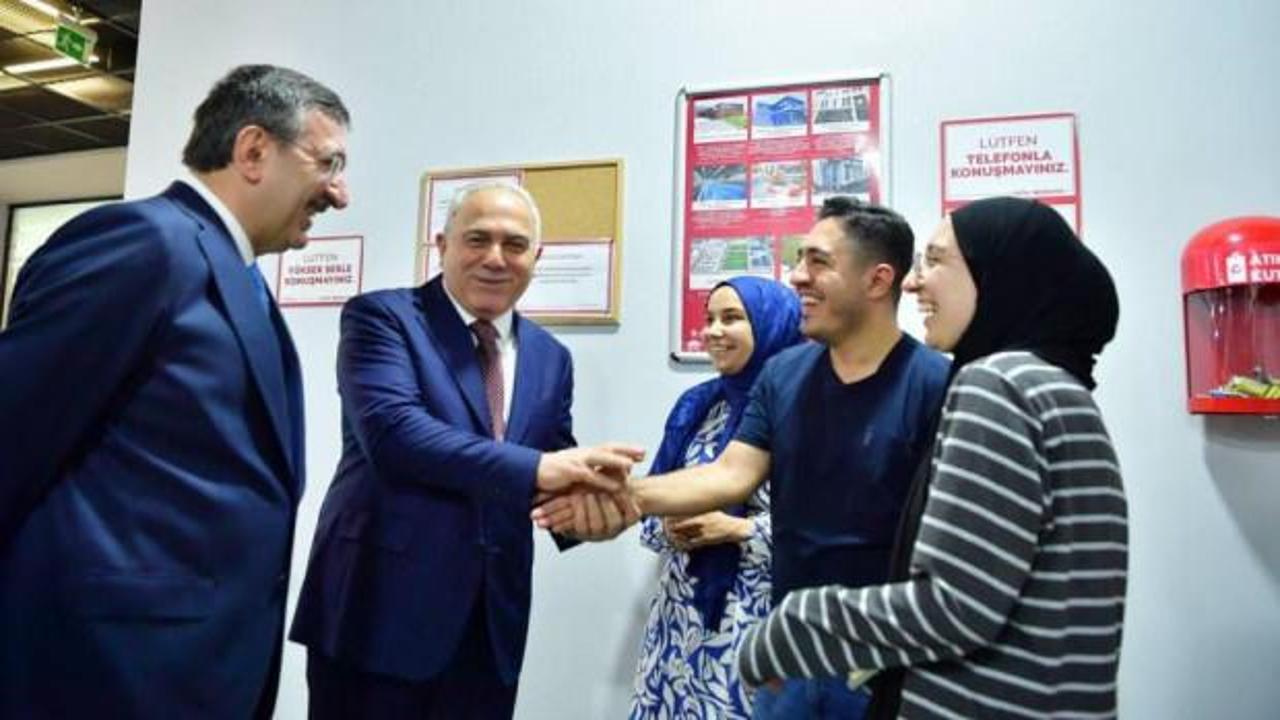 Cumhurbaşkanı Yardımcısı Yılmaz, Fatih Merkez Kütüphanesi'nde öğrencilerle bir araya geldi