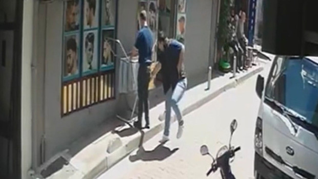 Saç kesimini beğenmedi, günlerce takip ettiği berberini iş yeri önünde bıçakladı
