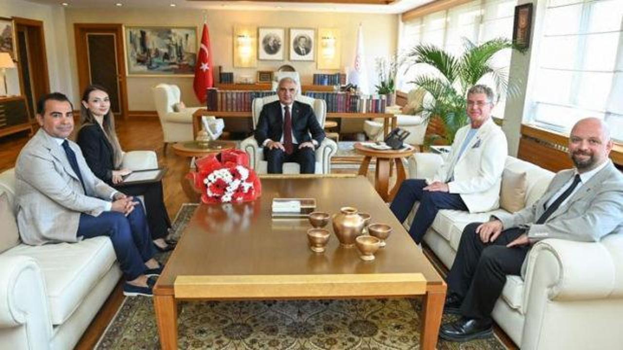 Bakan Ersoy'dan tarihi bale başarısına büyük övgü: Tahiroğlu ve Sağtürk'ü ağırladı