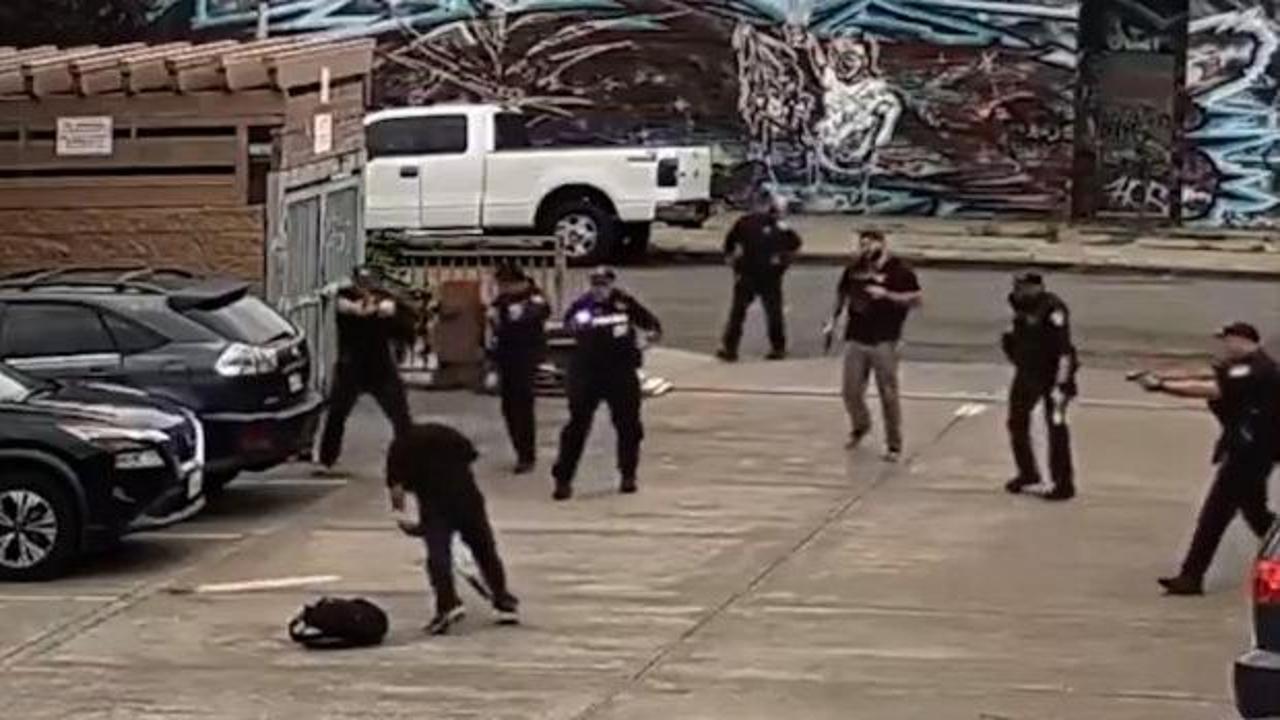Oakland'da mızraklı saldırganı 8 polis memuru kurşunladı: Feci ölüm kamerada