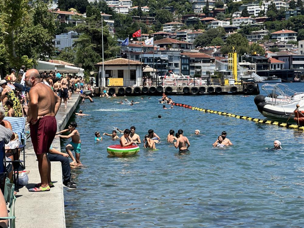 İstanbul'da nem ve sıcaklık rekoru: Vatandaşlar soluğu sahillerde aldı